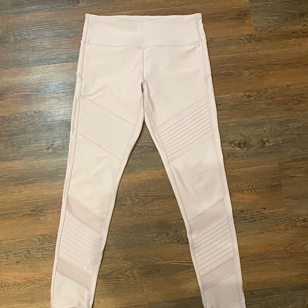 Womens Small Workout Leggings. Lavender/Lilac Color. Excellent Condition.